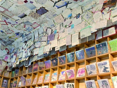 几乎每个格子里都存了信件,时间到了便由店员寄出